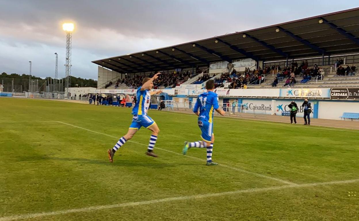 Los blanquiazules celebran un gol en El Montecillo durante un partido el pasado mes de diciembre.