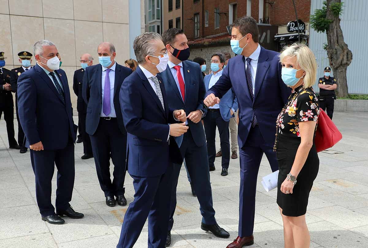 Fotos: Casado e Ibáñez acuden a Burgos al acto de entrega de medallas a los profesionales que han combatido la covid-19