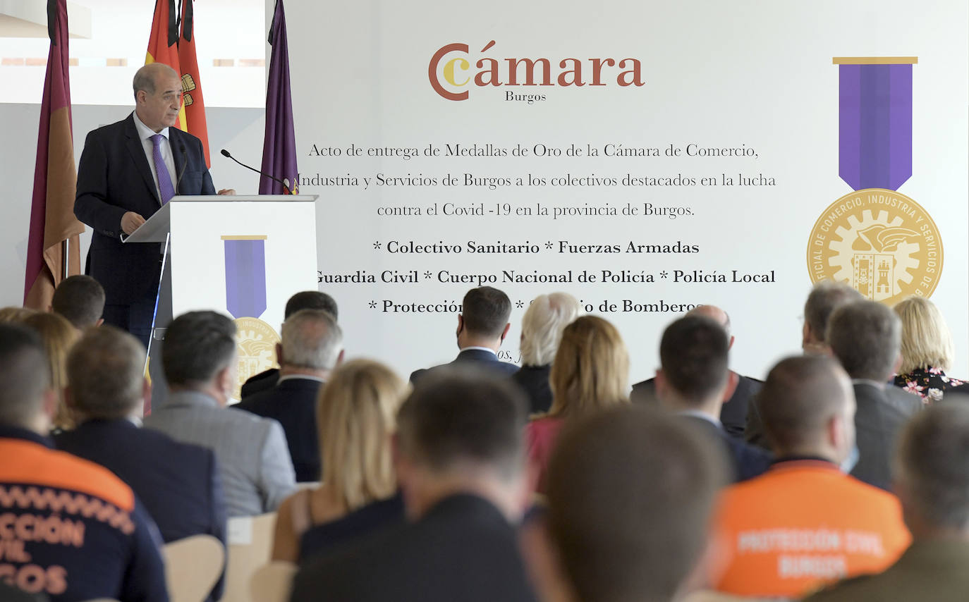 Fotos: Casado e Ibáñez acuden a Burgos al acto de entrega de medallas a los profesionales que han combatido la covid-19