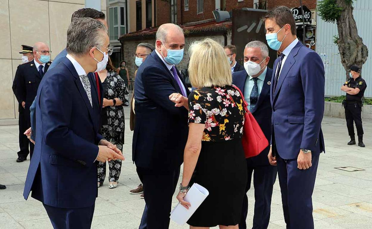 Francisco Pardo Piqueras, director general del Cuerpo de Policía Nacional, saluda a la consejera de Sanidad, Verónica Casado. 