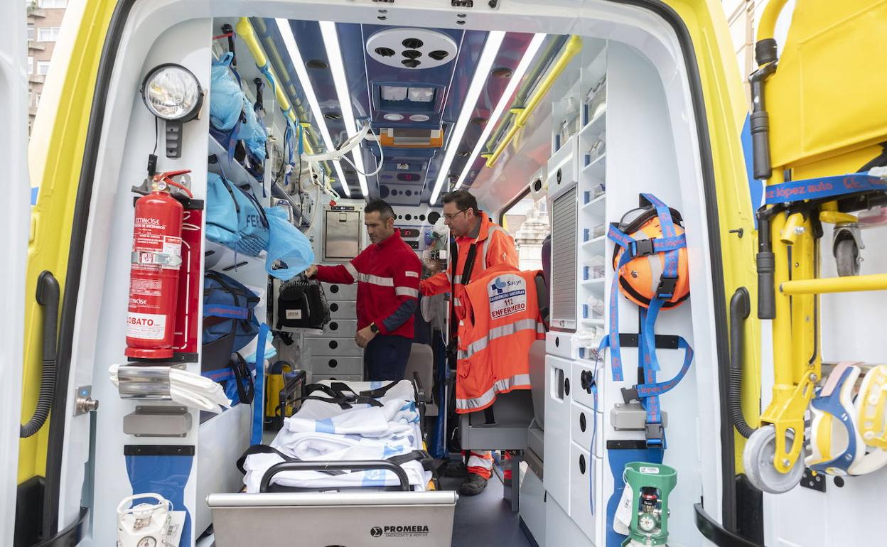 Técnicos del 112 inspeccionan el interior de una ambulancia. 