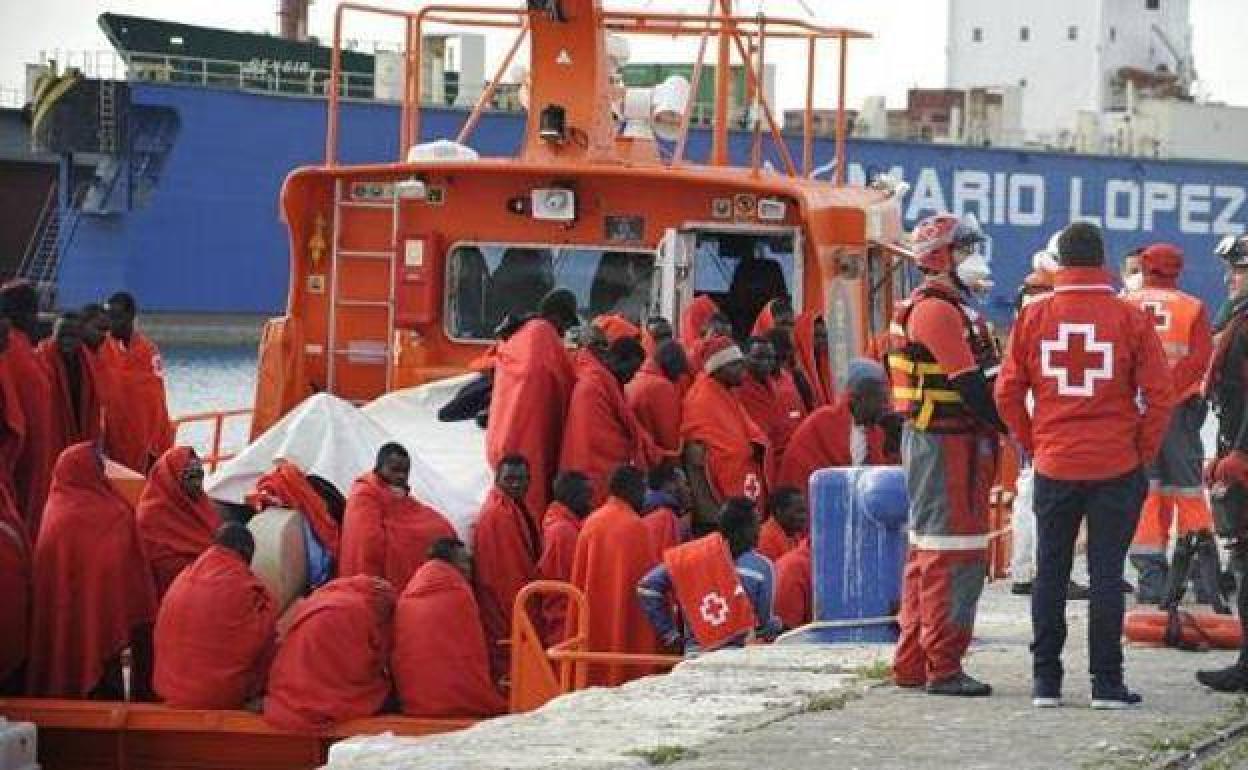 Varos inmigrantes atendidos por la Cruz Roja. 