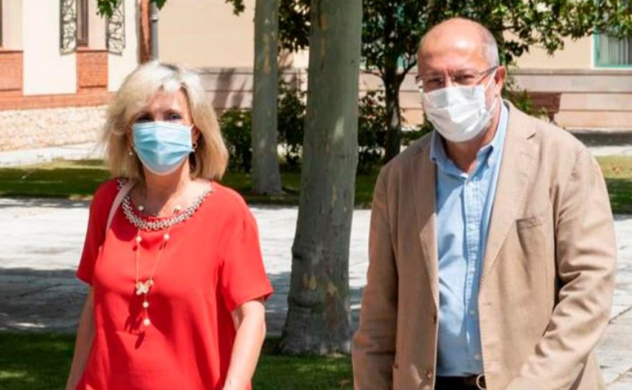 El vicepresidente, portavoz y consejero de Transparencia, Ordenación del Territorio y Acción Exterior, Francisco Igea, comparece en rueda de prensa posterior al Consejo de Gobierno, acompañado de la consejera de Sanidad, Verónica Casado.