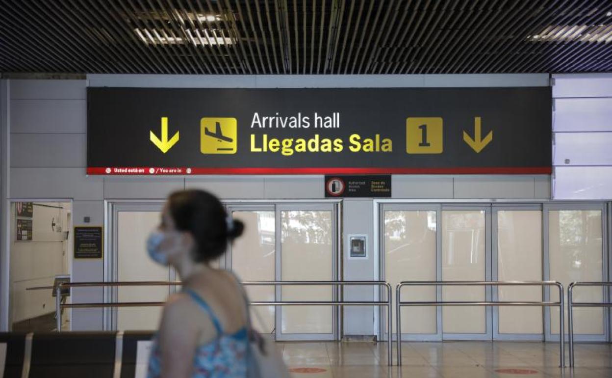 Pasajeros abandonan una de las salidas de la sala de llegadas de la Terminal 1 del Aeropuerto de Barajas