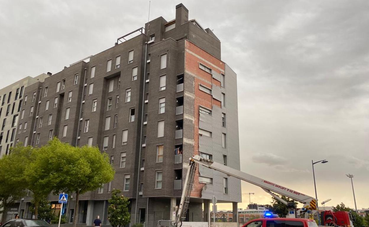 Los Bomberos han tenido que cortar la calle Eduardo de Ontañón tras los desprendimientos. 