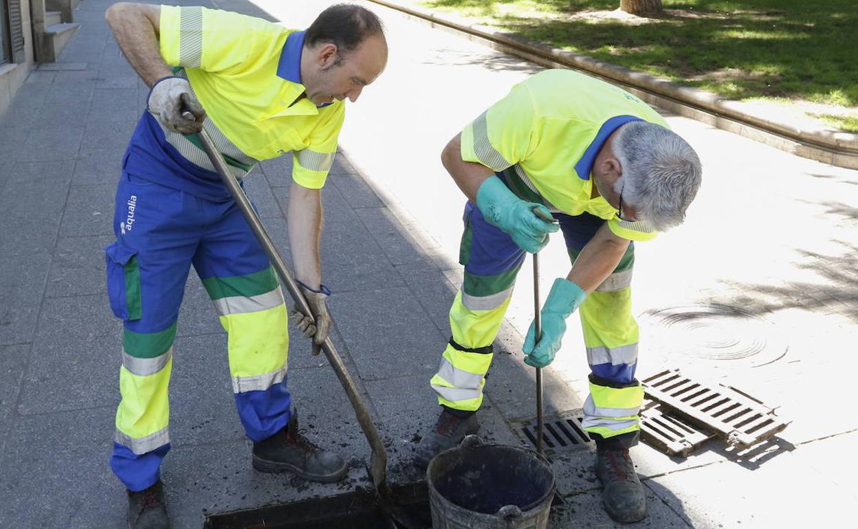 Imagen de archivo de dos trabajadores municipales. 