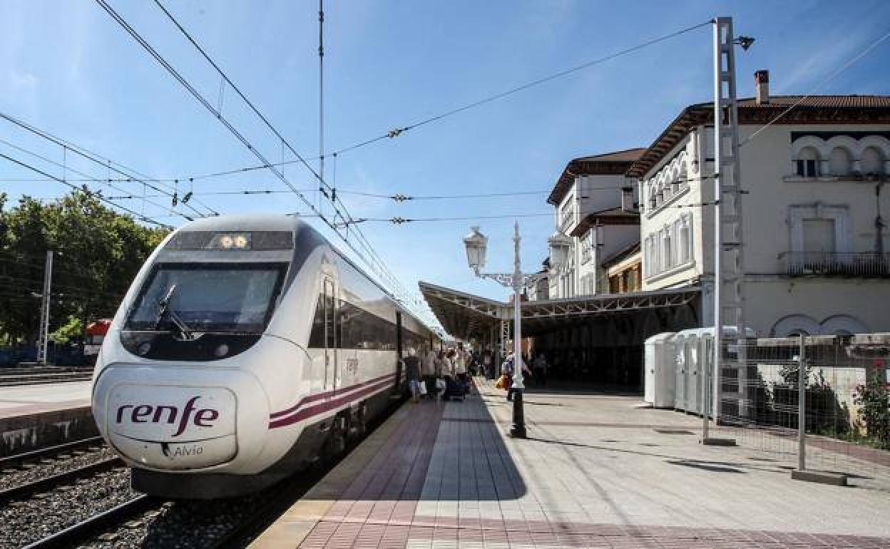 Un tren de Renfe, en la estación de Vitoria. 