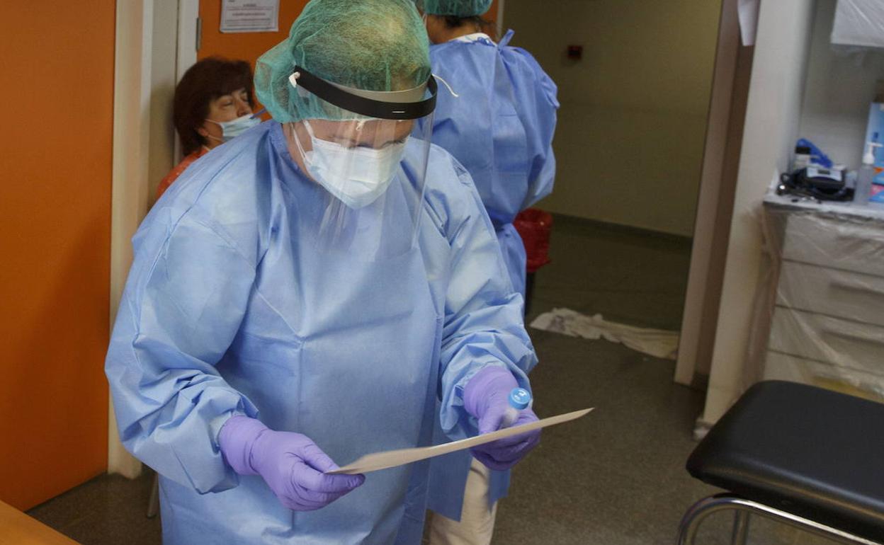 Una profesional sanitaria en el centro de salud de Huerta del Rey, en Valladolid.