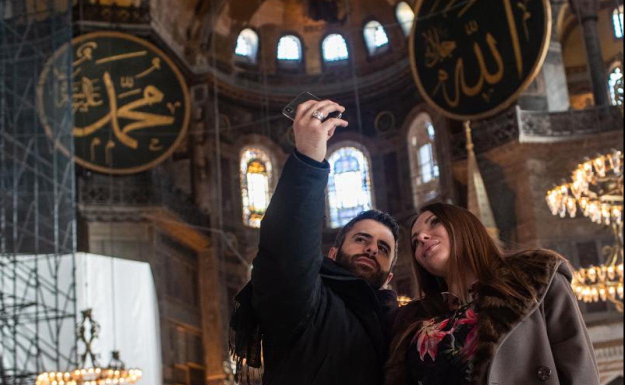 Una pareja de turistas se fotografía en Santa Sofía.