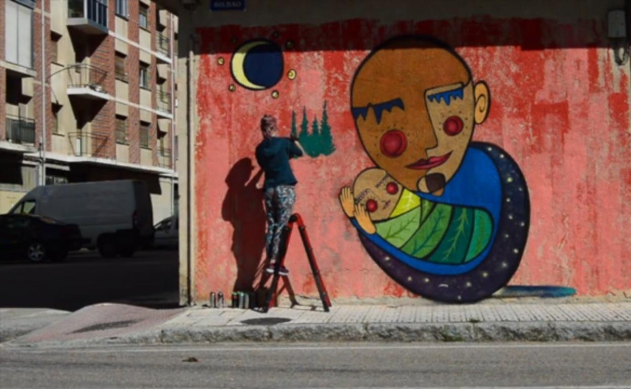 La artista Palaloma pintando su mural en Trespaderne. 