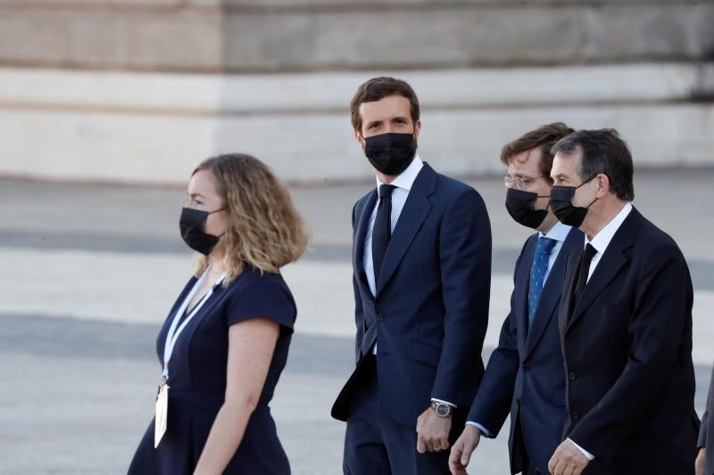 El líder del PP, Pablo Casado (2i) junto con el alcalde de Madrid, José Luis Martínez Almeida (2d) a su llegada al Patio de la Armería del Palacio Real