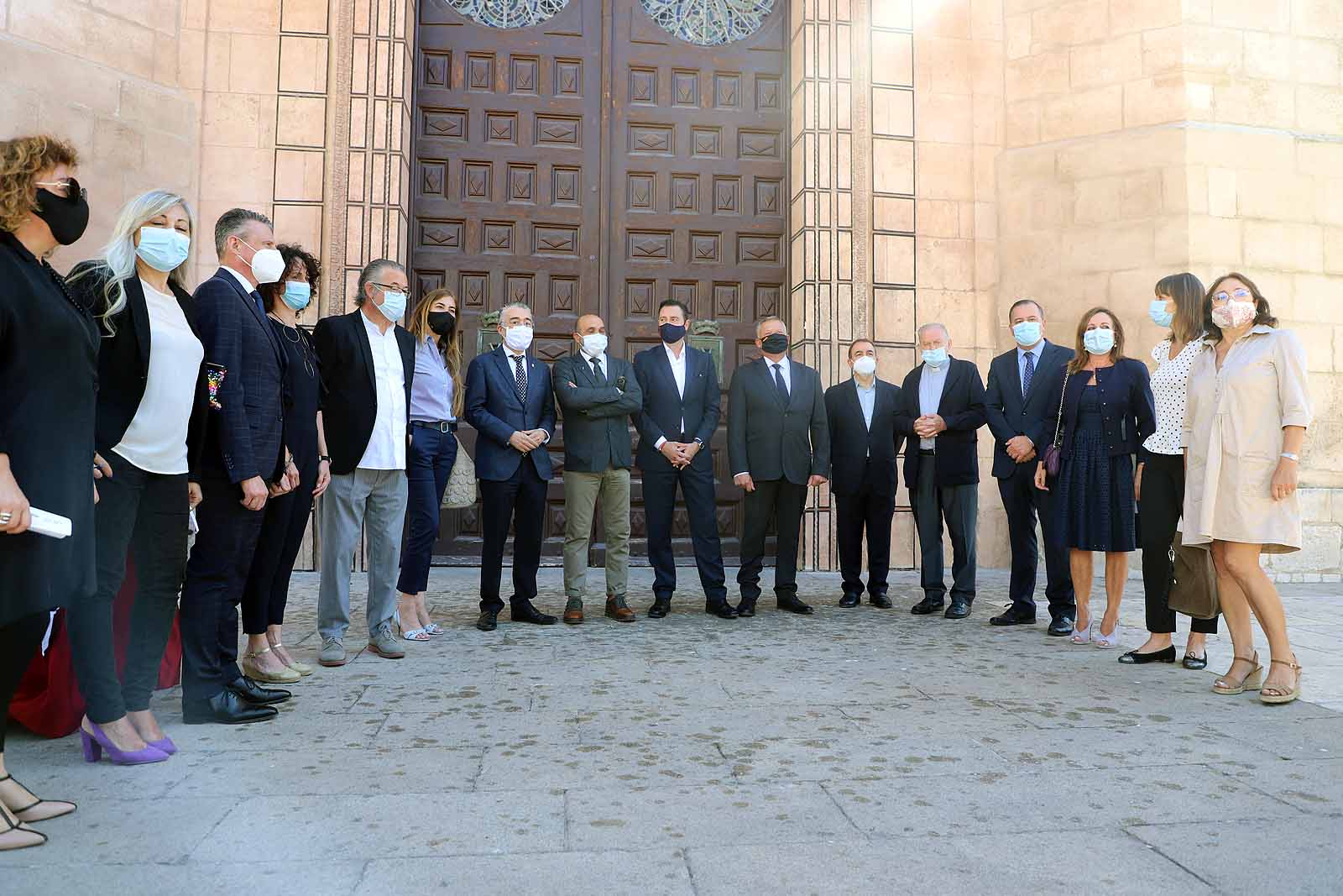 Fotos: Las Federaciones de Hostelería y Comercio homenajean a las víctimas de pandemia