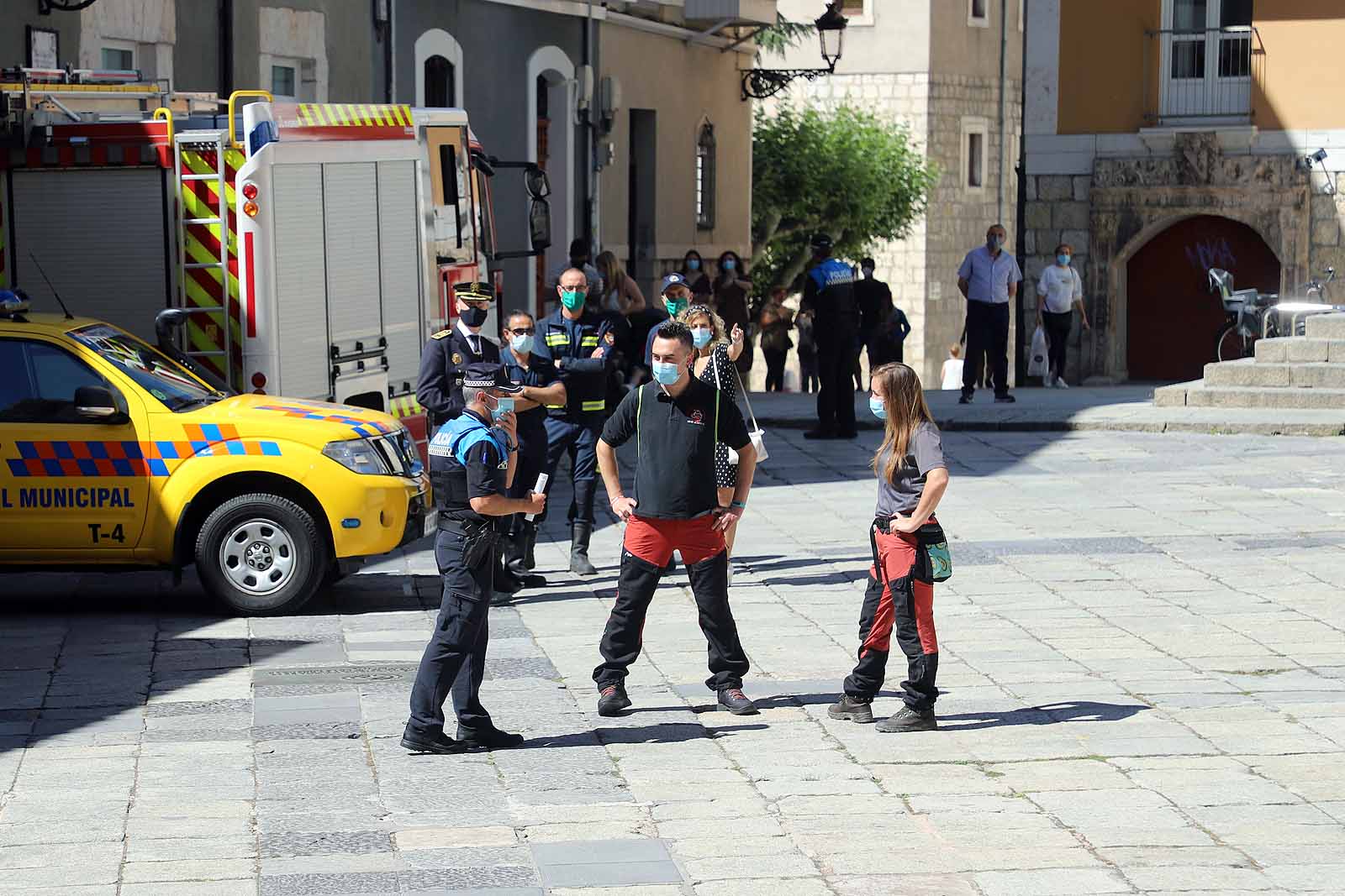 Fotos: Las Federaciones de Hostelería y Comercio homenajean a las víctimas de pandemia
