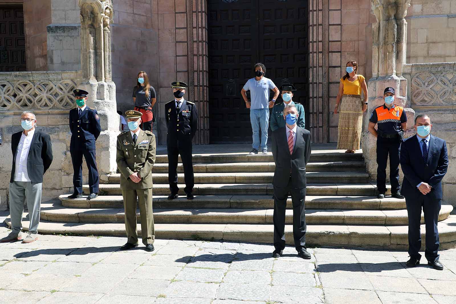 Fotos: Las Federaciones de Hostelería y Comercio homenajean a las víctimas de pandemia