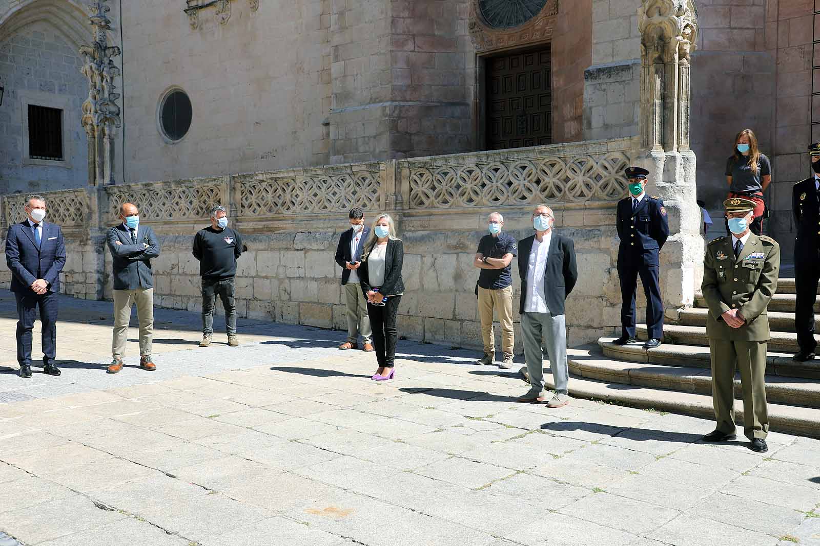 Fotos: Las Federaciones de Hostelería y Comercio homenajean a las víctimas de pandemia