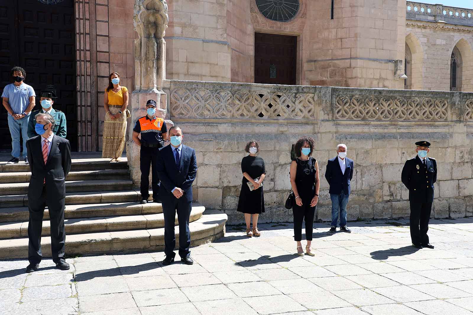 Fotos: Las Federaciones de Hostelería y Comercio homenajean a las víctimas de pandemia