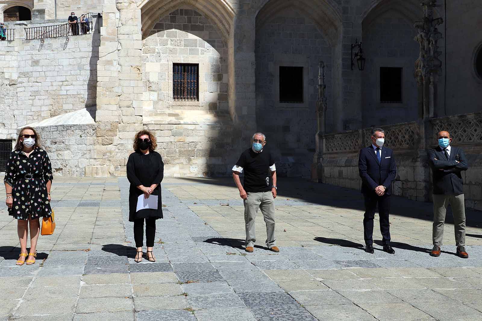 Fotos: Las Federaciones de Hostelería y Comercio homenajean a las víctimas de pandemia