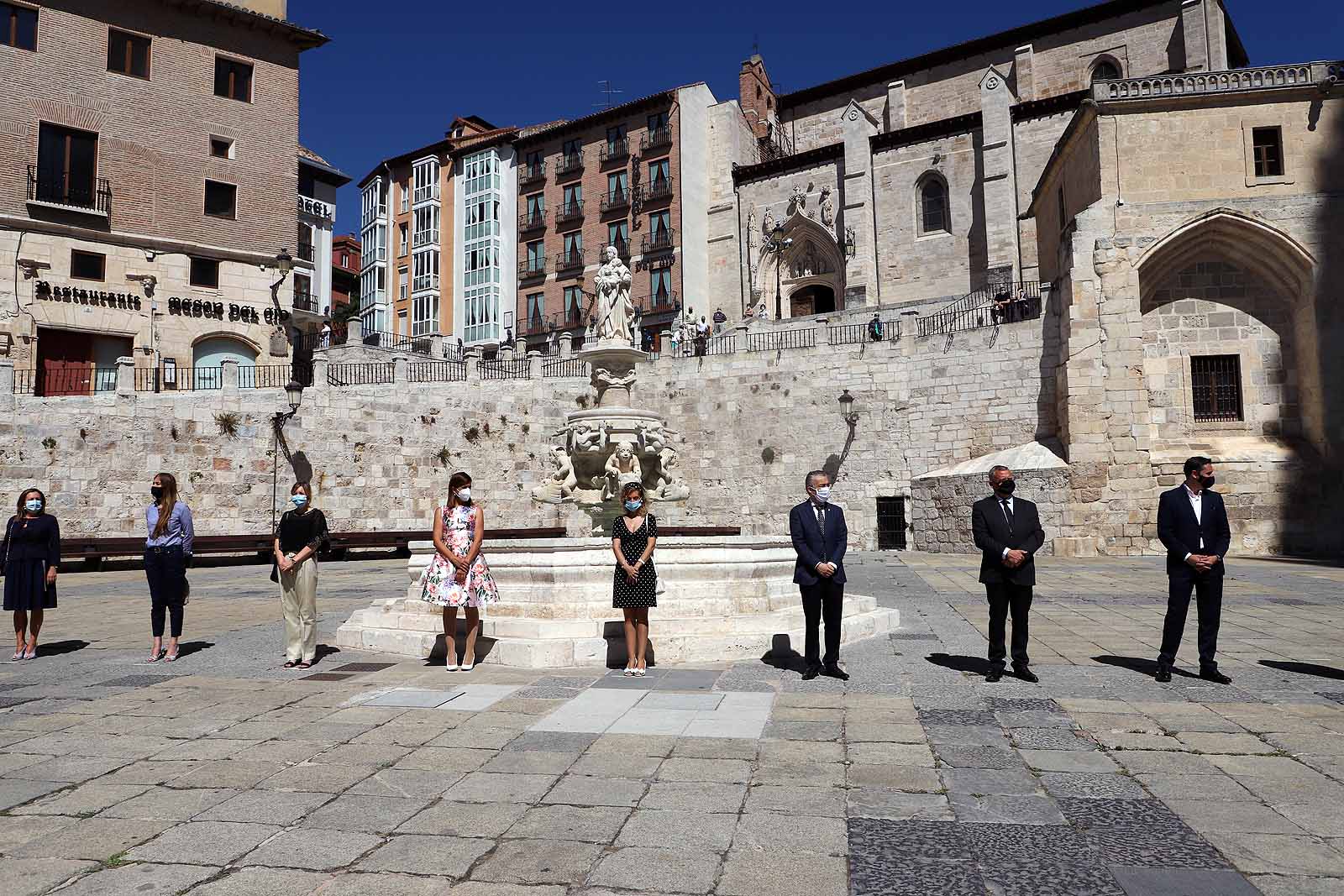 Fotos: Las Federaciones de Hostelería y Comercio homenajean a las víctimas de pandemia
