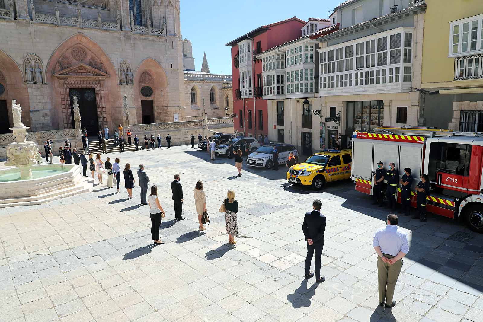 Fotos: Las Federaciones de Hostelería y Comercio homenajean a las víctimas de pandemia
