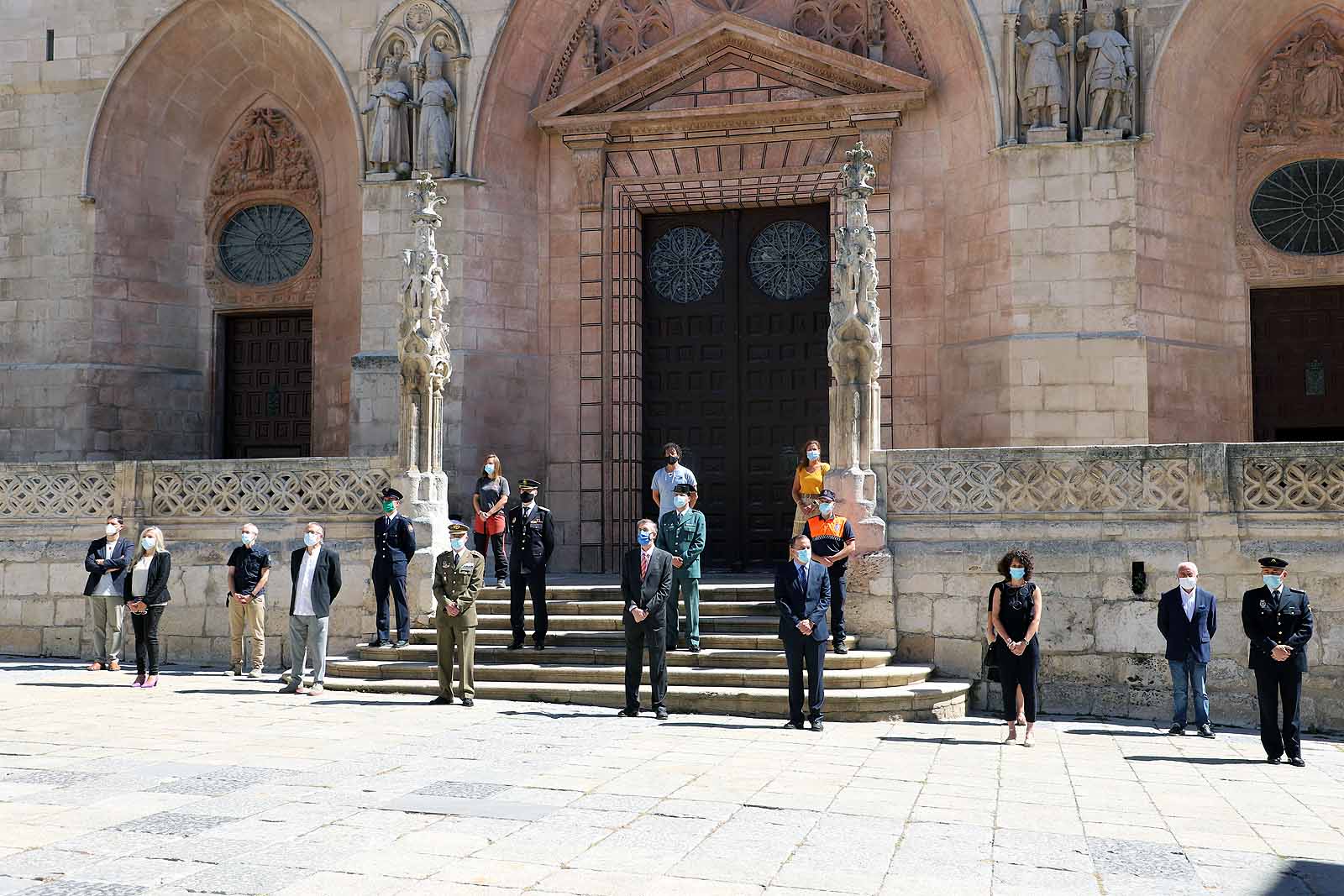 Fotos: Las Federaciones de Hostelería y Comercio homenajean a las víctimas de pandemia