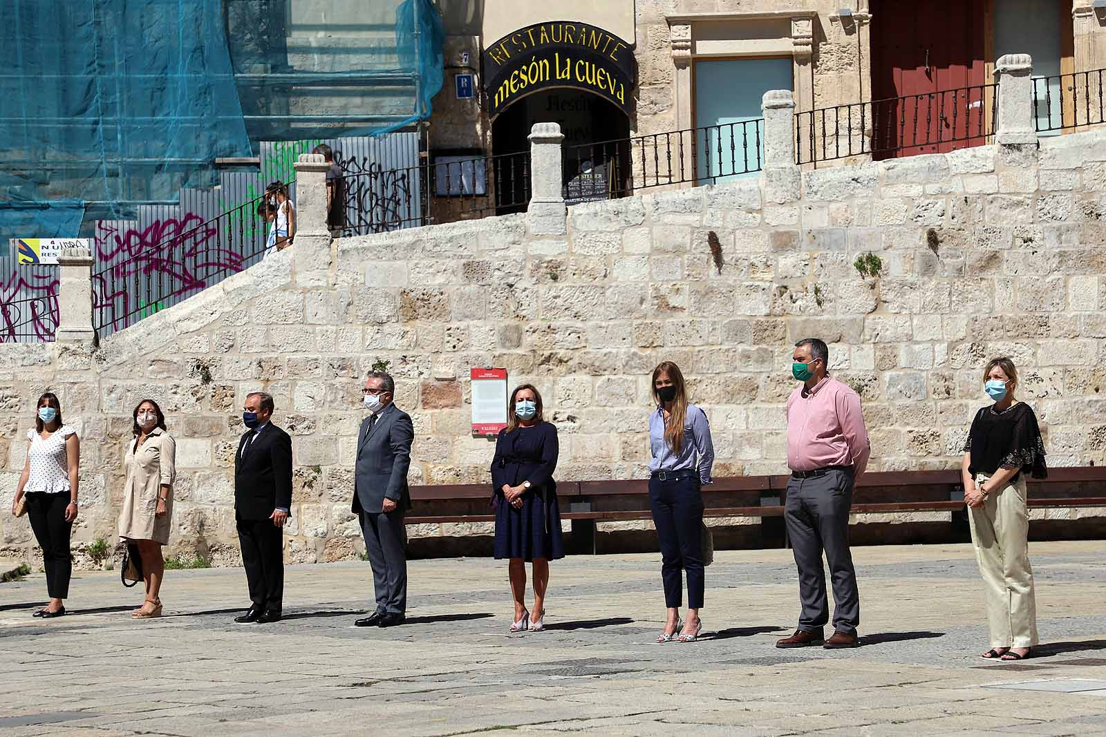 Fotos: Las Federaciones de Hostelería y Comercio homenajean a las víctimas de pandemia