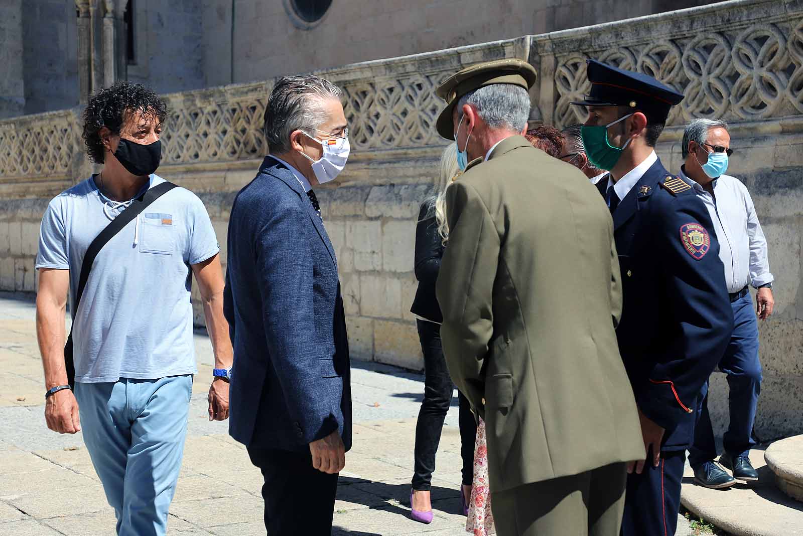 Fotos: Las Federaciones de Hostelería y Comercio homenajean a las víctimas de pandemia