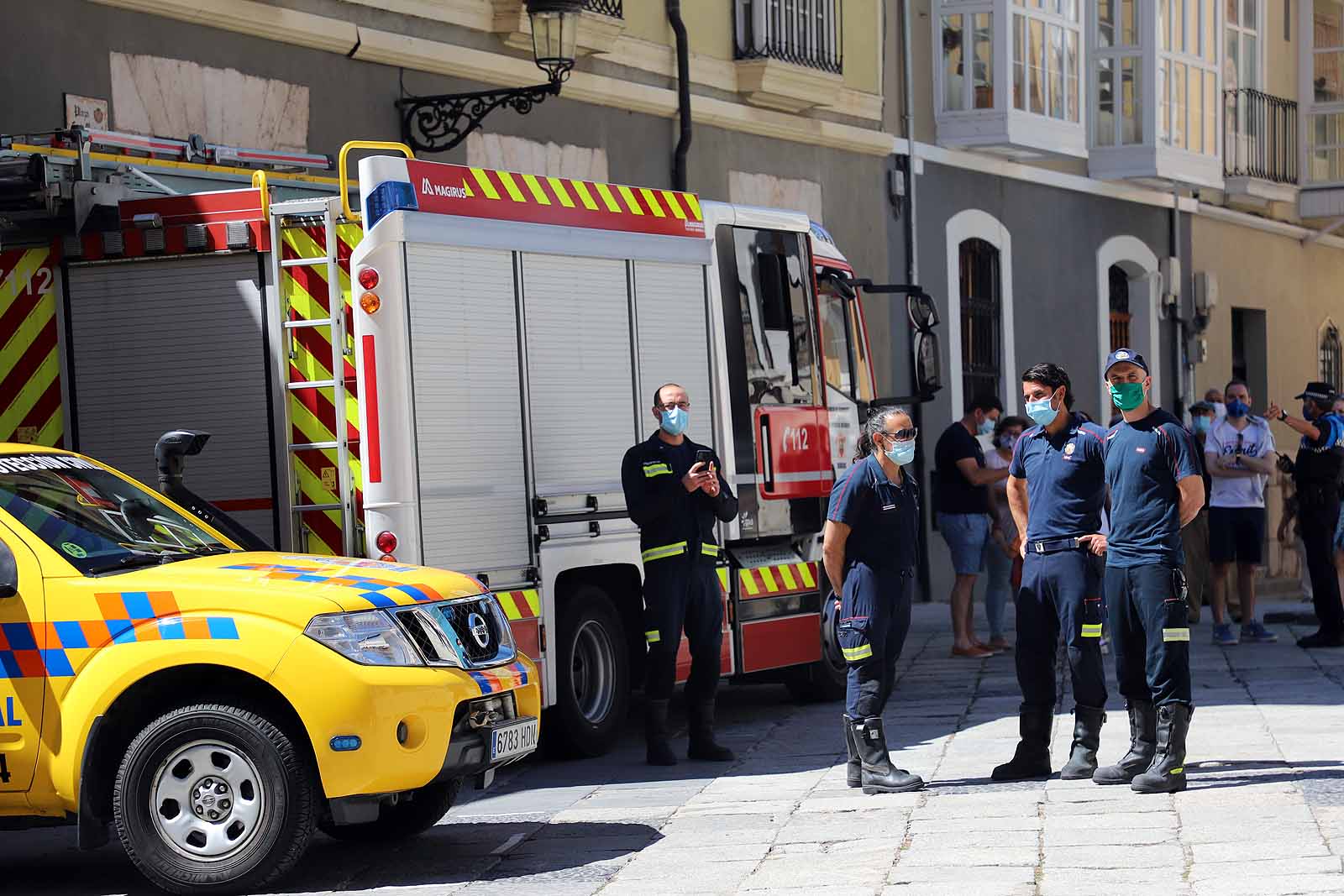 Fotos: Las Federaciones de Hostelería y Comercio homenajean a las víctimas de pandemia