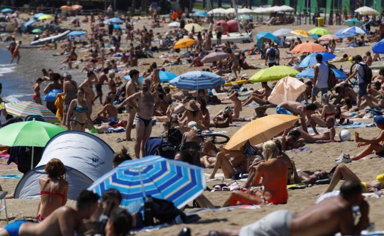 Vista de la playa de San Sebastián este domingo