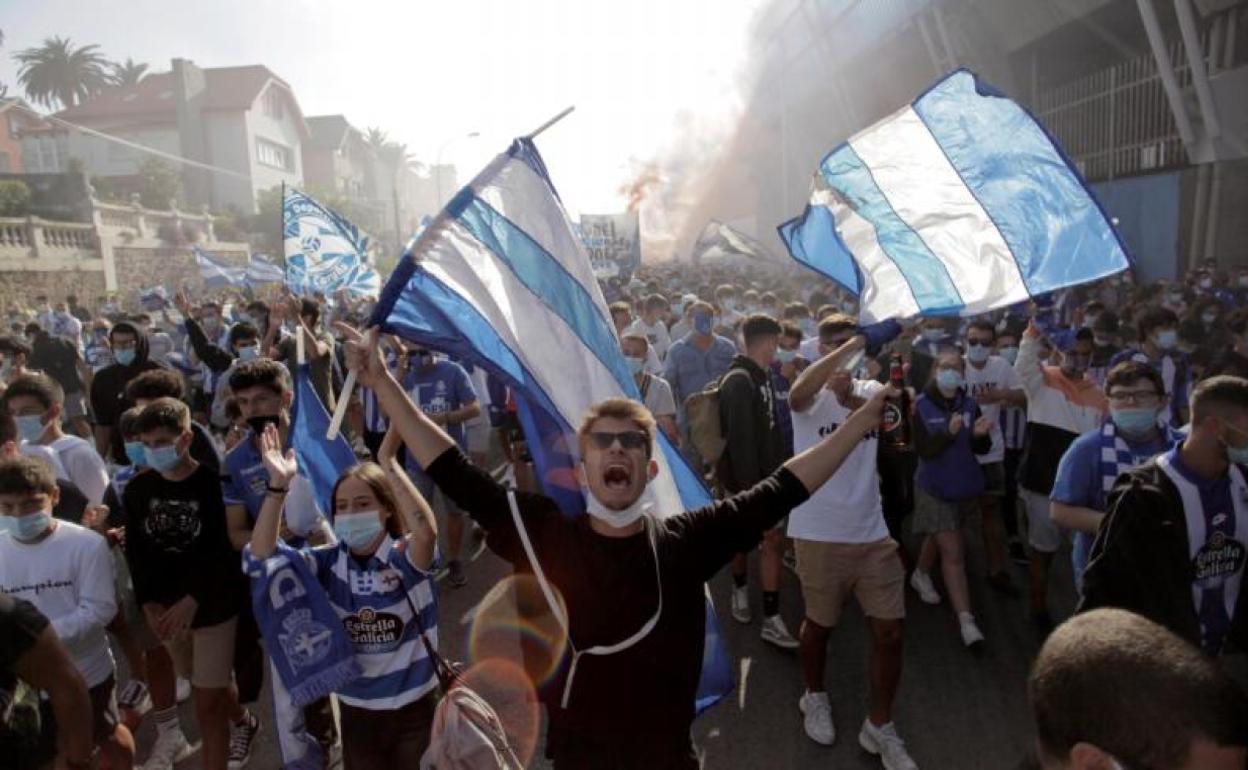 Los hinchas del Deportivo, antes del duelo ante el Fuenlabrada que no se jugó. 