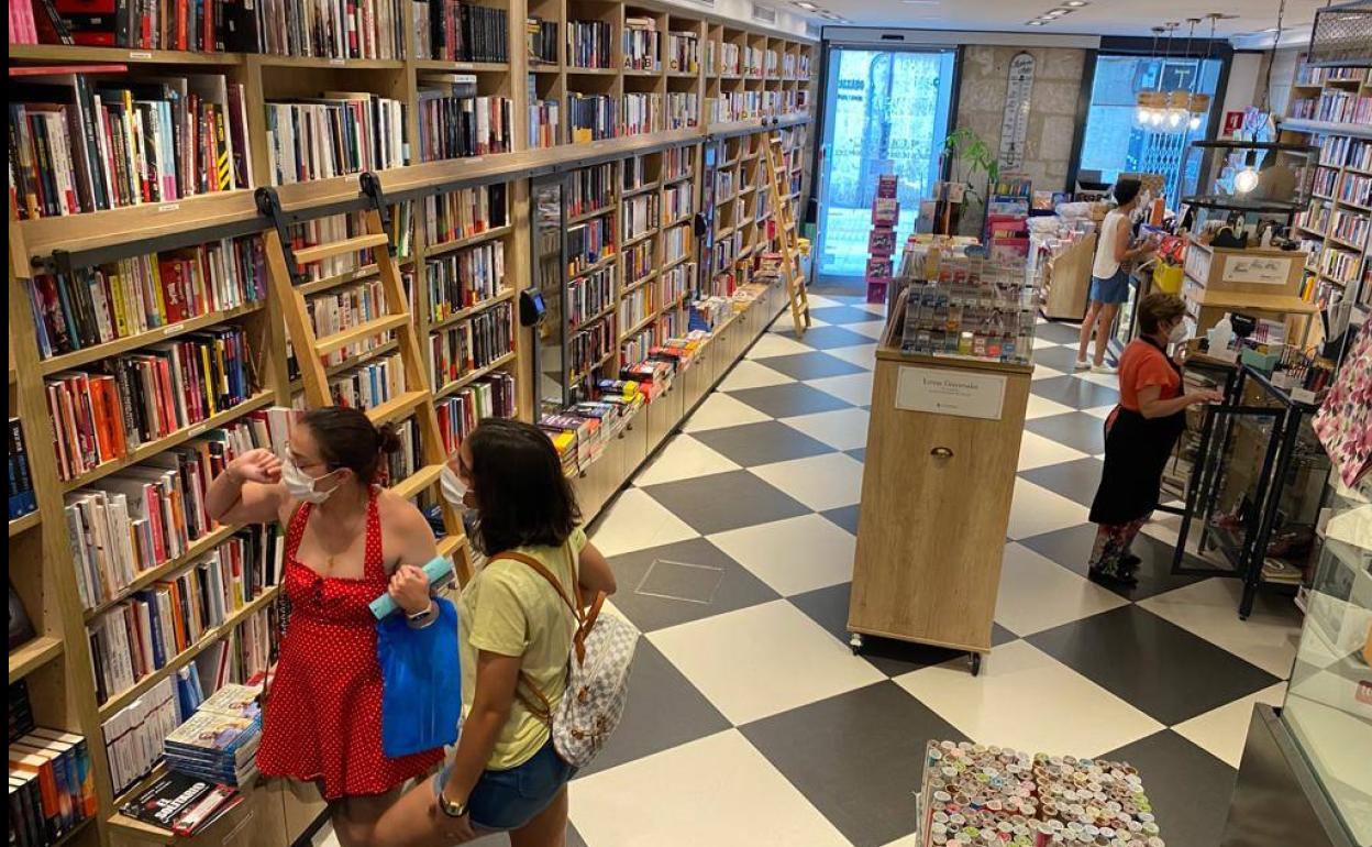 Descuentos y flores han marcado las compras en las librerías durante esta jornada.