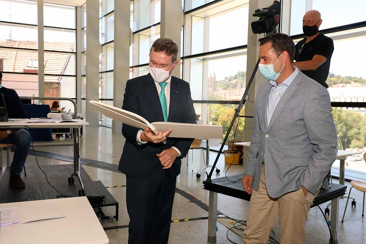 Fotos: Homenaje a Javier Lacalle en su último pleno en Burgos