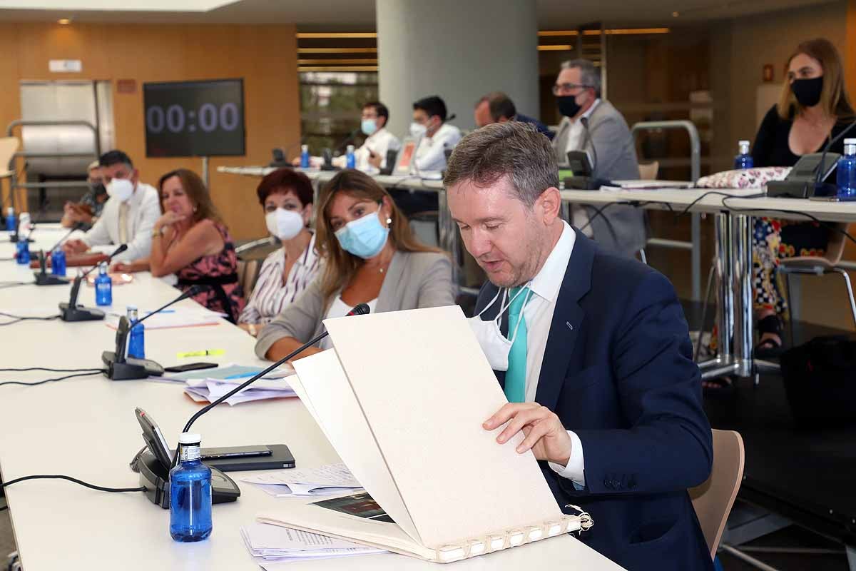 Fotos: Homenaje a Javier Lacalle en su último pleno en Burgos