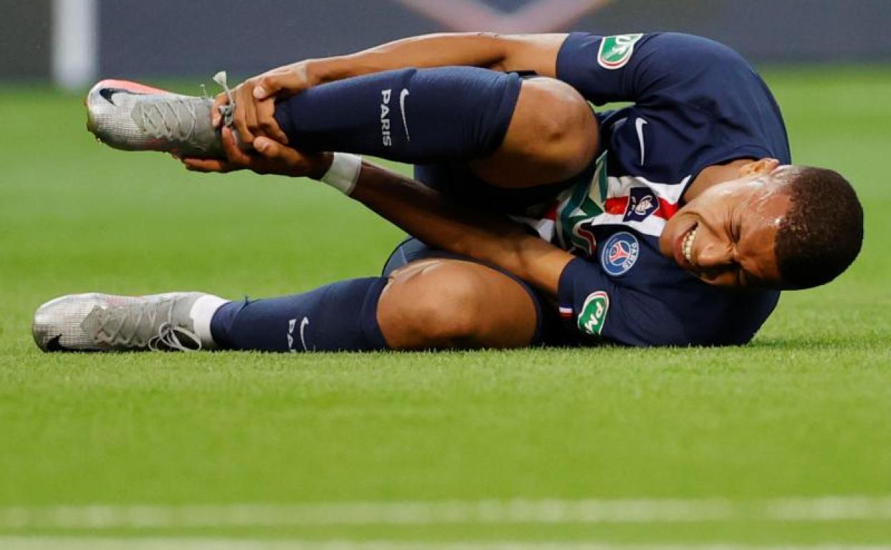 Kylian Mbappé, tras caer lesionado. 