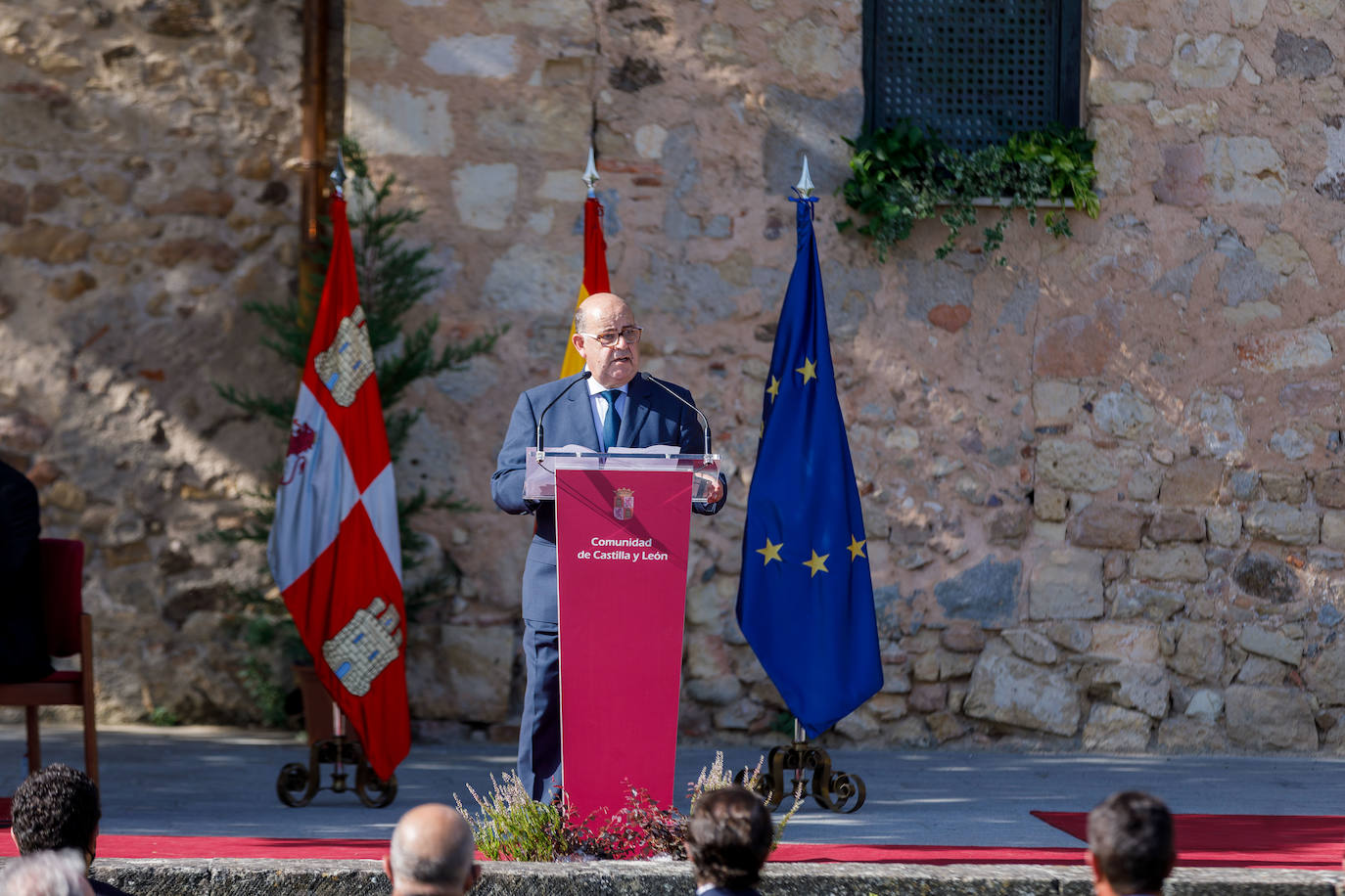 Fotos: Castilla y León rinde homenaje a las víctimas de la covid-19