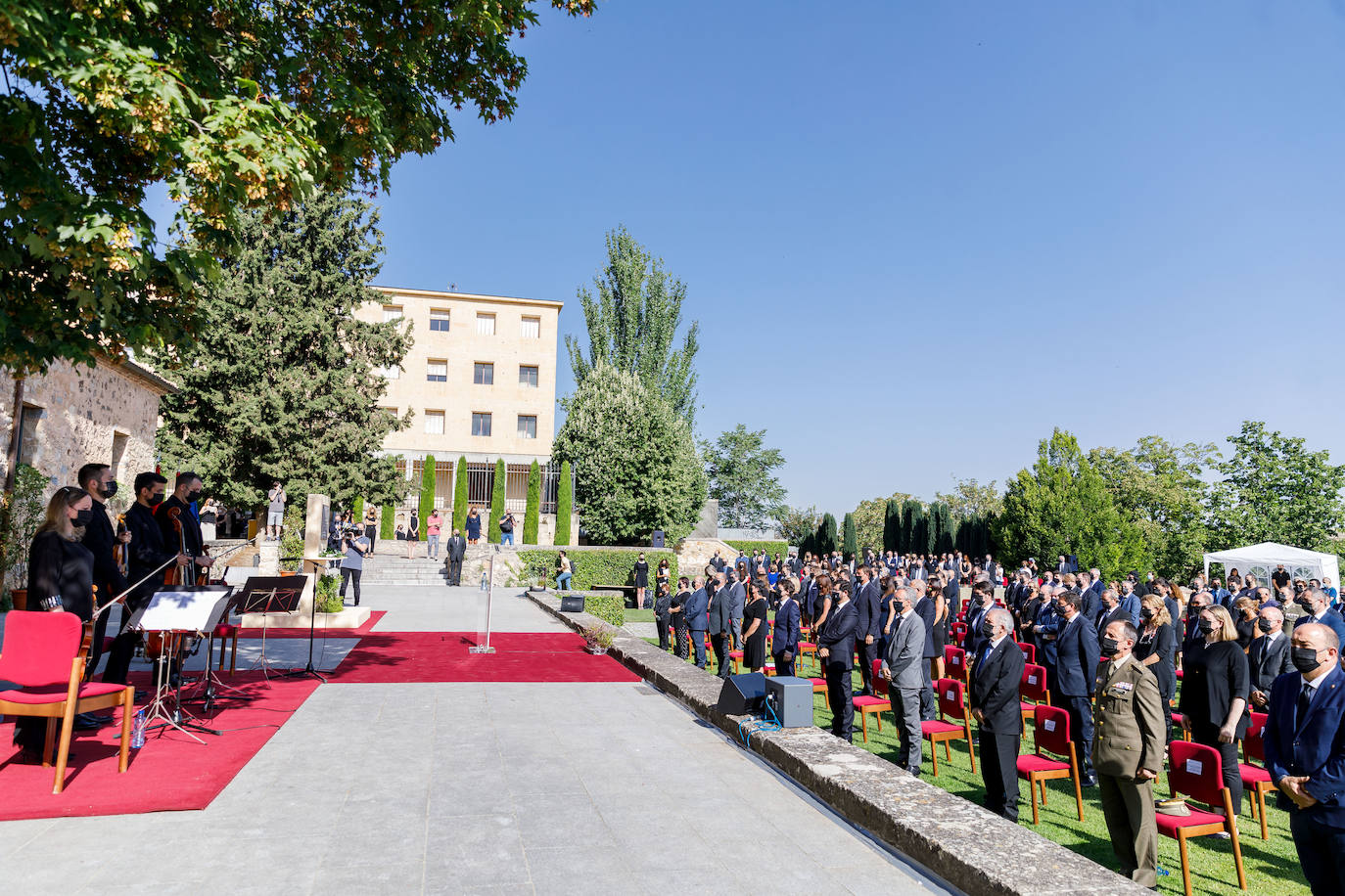 Fotos: Castilla y León rinde homenaje a las víctimas de la covid-19