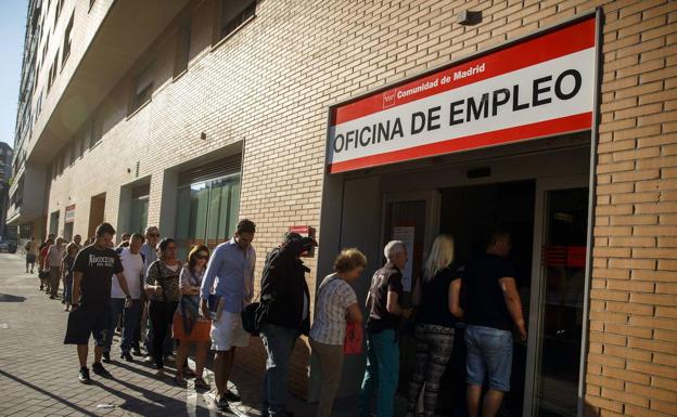 La tasa de paro salta al 15,33% tras destruirse un millón de empleos