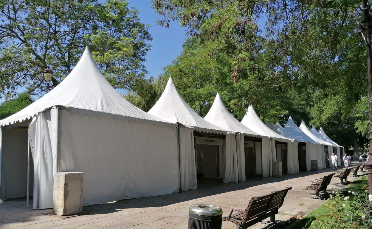 La feria ya se está montando en el Paseo del Espolón para su inauguración este jueves.