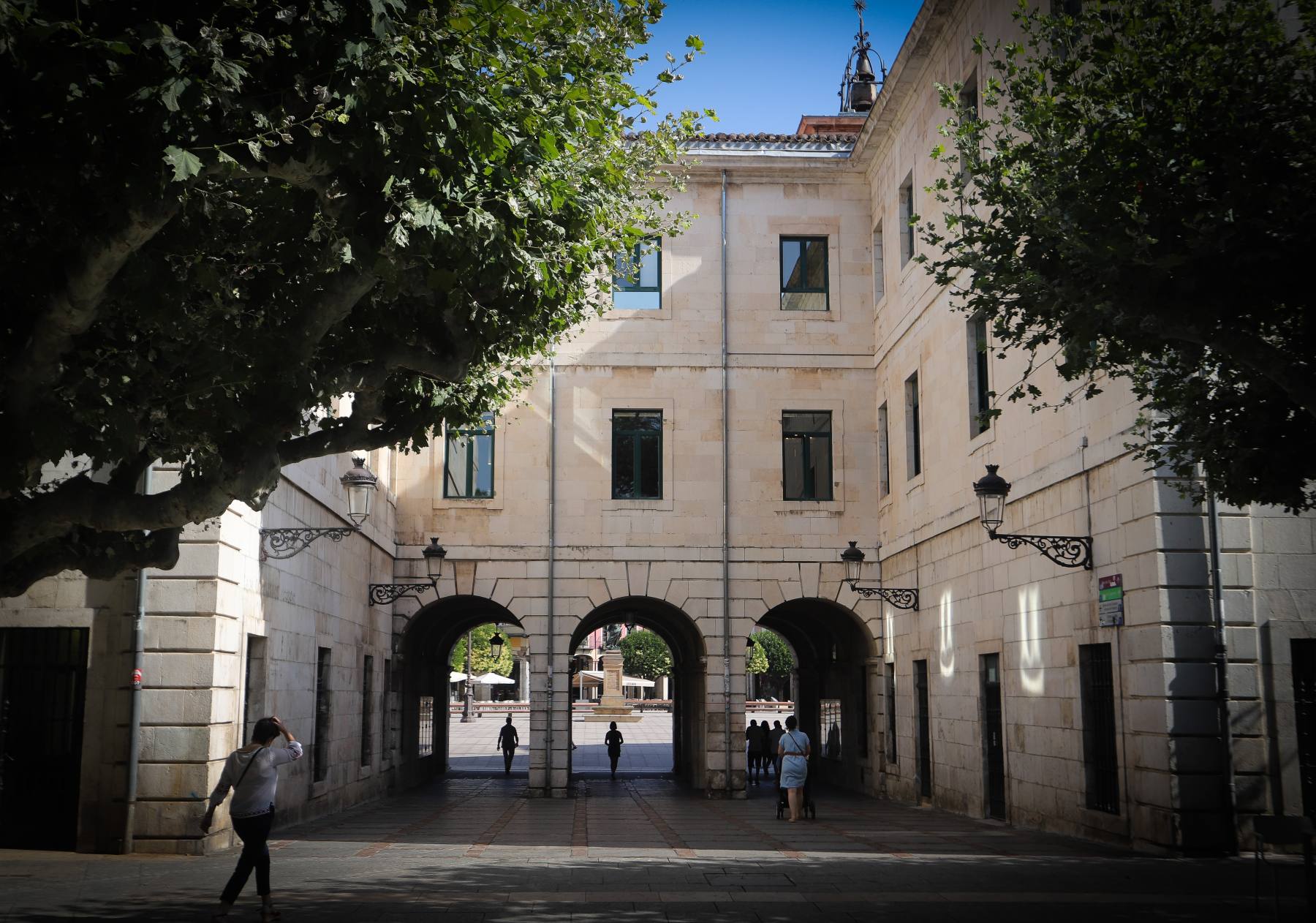 La antigua puerta de las Carretas daba acceso a la plaza del Mercado Menor y se llamaba así por ser el paso de las carretas cargadas de mercancías. Se derribó en el S.XVIII para construir en su lugar el Ayuntamiento.