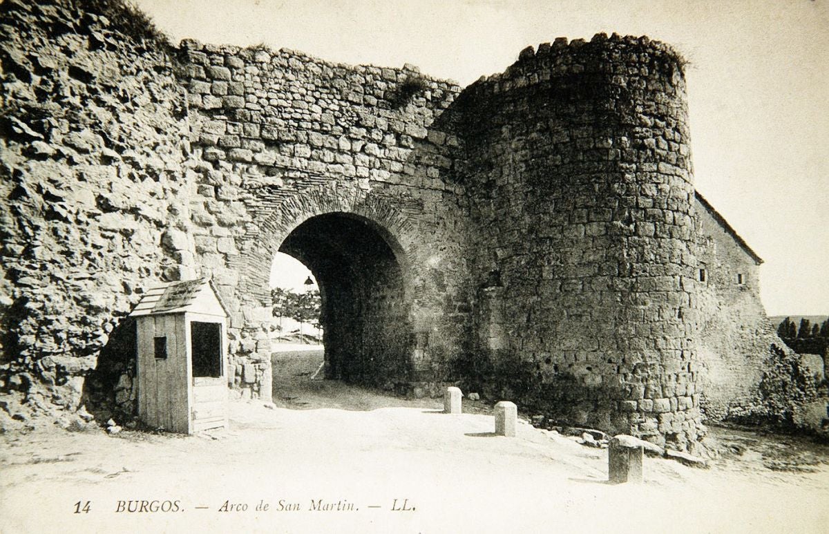 Imagen del arco y muralla en San Esteban a principios del siglo pasado.