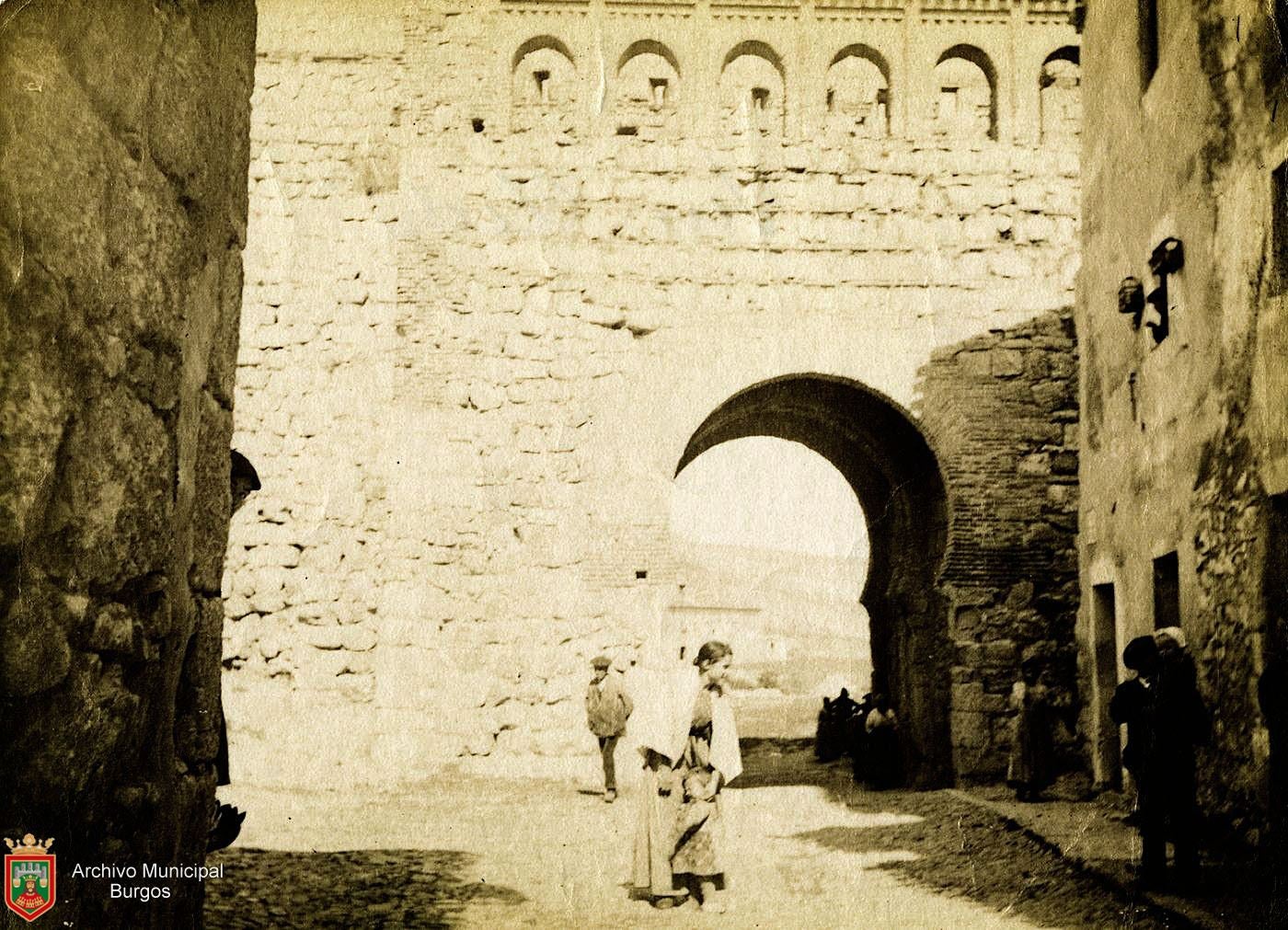 El entorno de la puerta de San Esteban no siempre estuvo tan despejado, ya que numerosas construcciones se adosaban a las murallas.