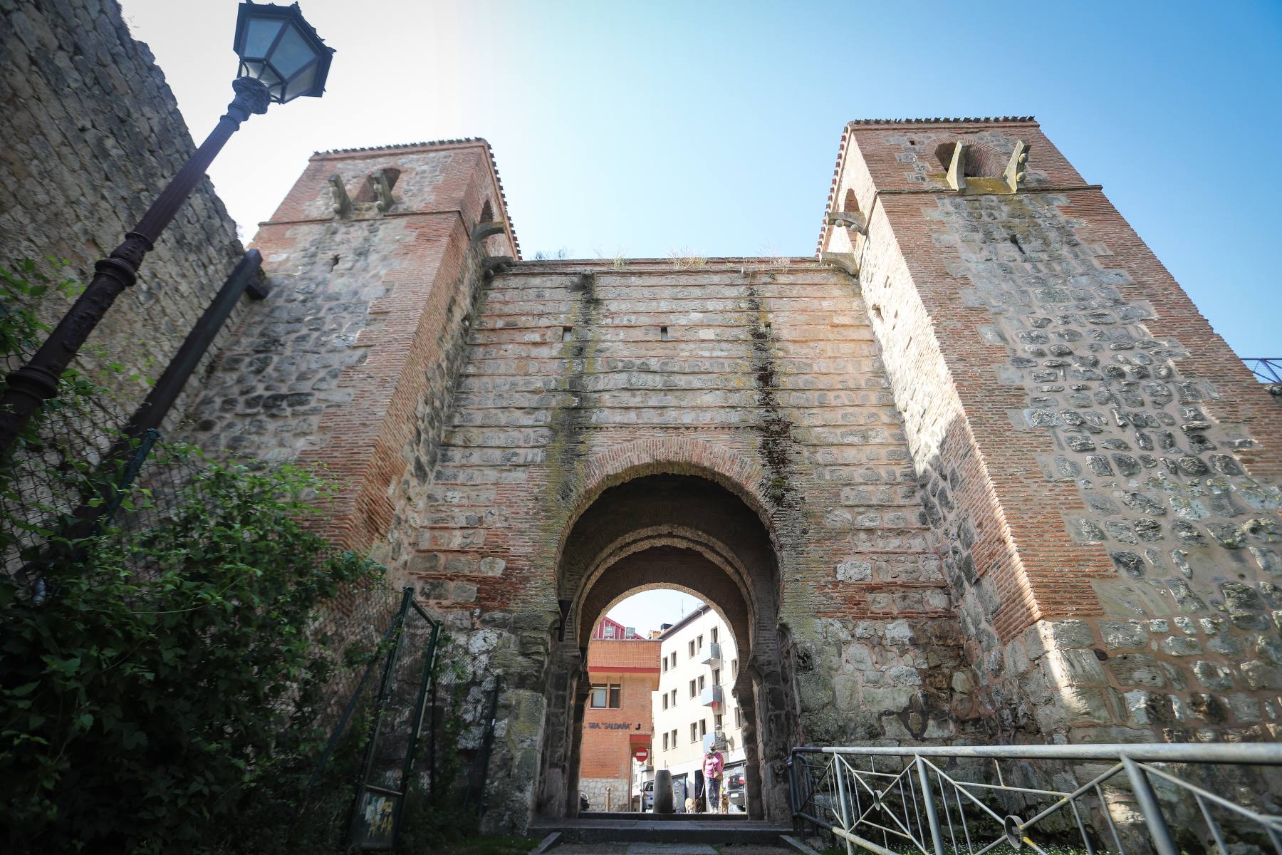 La Puerta de San Esteban, de estilo mudéjar, daba acceso a la zona alta de la ciudad. Su altura y las dos sólidas torres que la guardan, impresionaban a los que intentaban entrar en la urbe.
