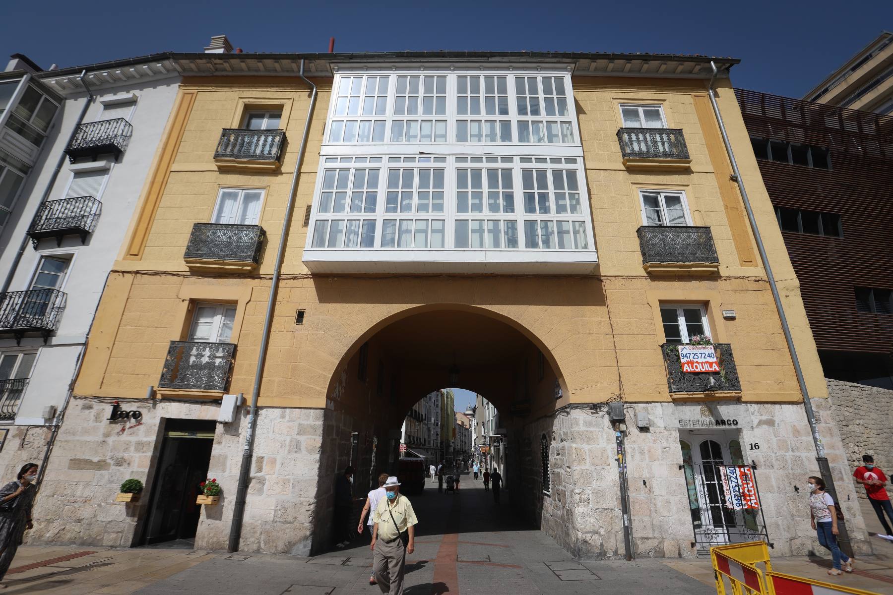 La Puerta de San Juan era el acceso más oriental de la ciudad, que conectaba con el barrio comercial. Por allí entraban los peregrinos camino a Santiago. Su aspecto actual difiere del original, más robusto y de carácter defensivo.