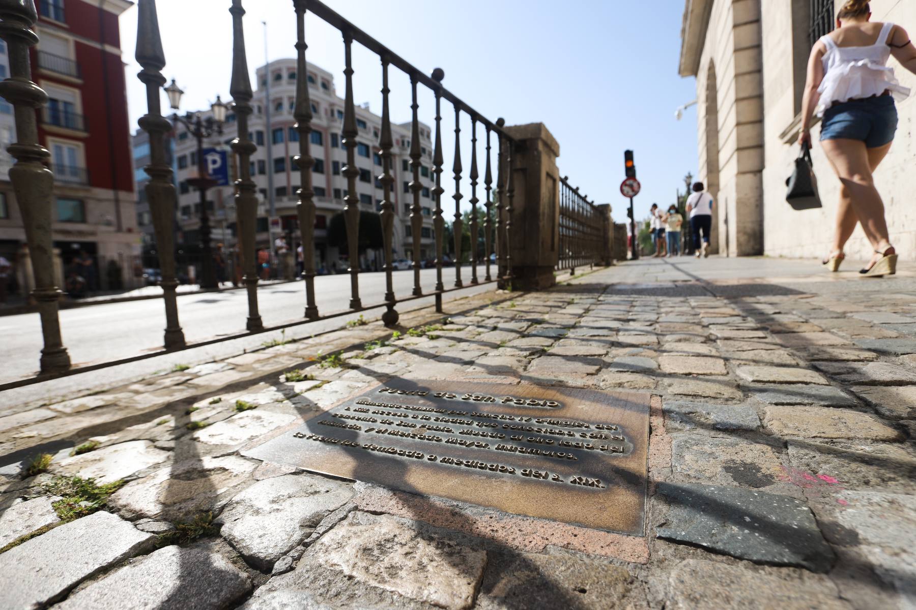 La antigua puerta de San Pablo se ubicaba entre la actual Diputación provincial y el primer bloque de viviendas de la calle Vitoria. Una placa recuerda hoy en día su ubicación.