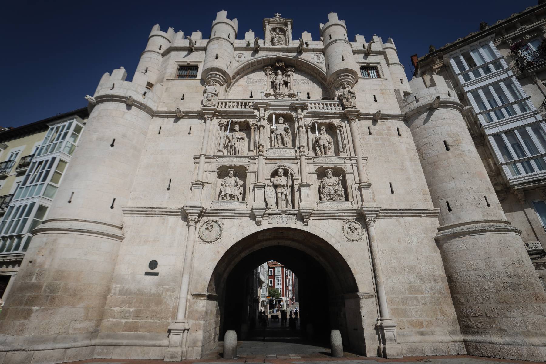 La fachada de la Puerta de Santa María, uno de los principales accesos a la ciudad antigua, fue reformada en el S.XVI por Juan de Vallejo y Francisco de Colonia con motivo de la visita de Carlos I.