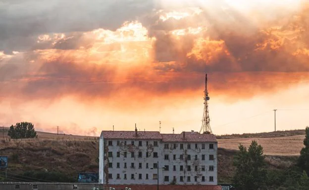 Galería. Imagen de la estela de humo del fuego.