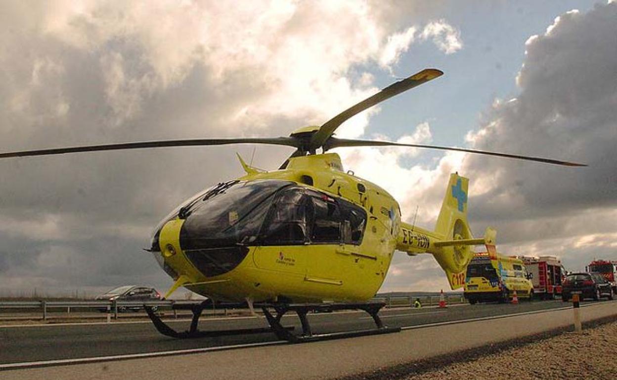 Evacuado en helicóptero un varón de 78 años tras un accidente de un turismo y un camión en Monasterio de Rodilla