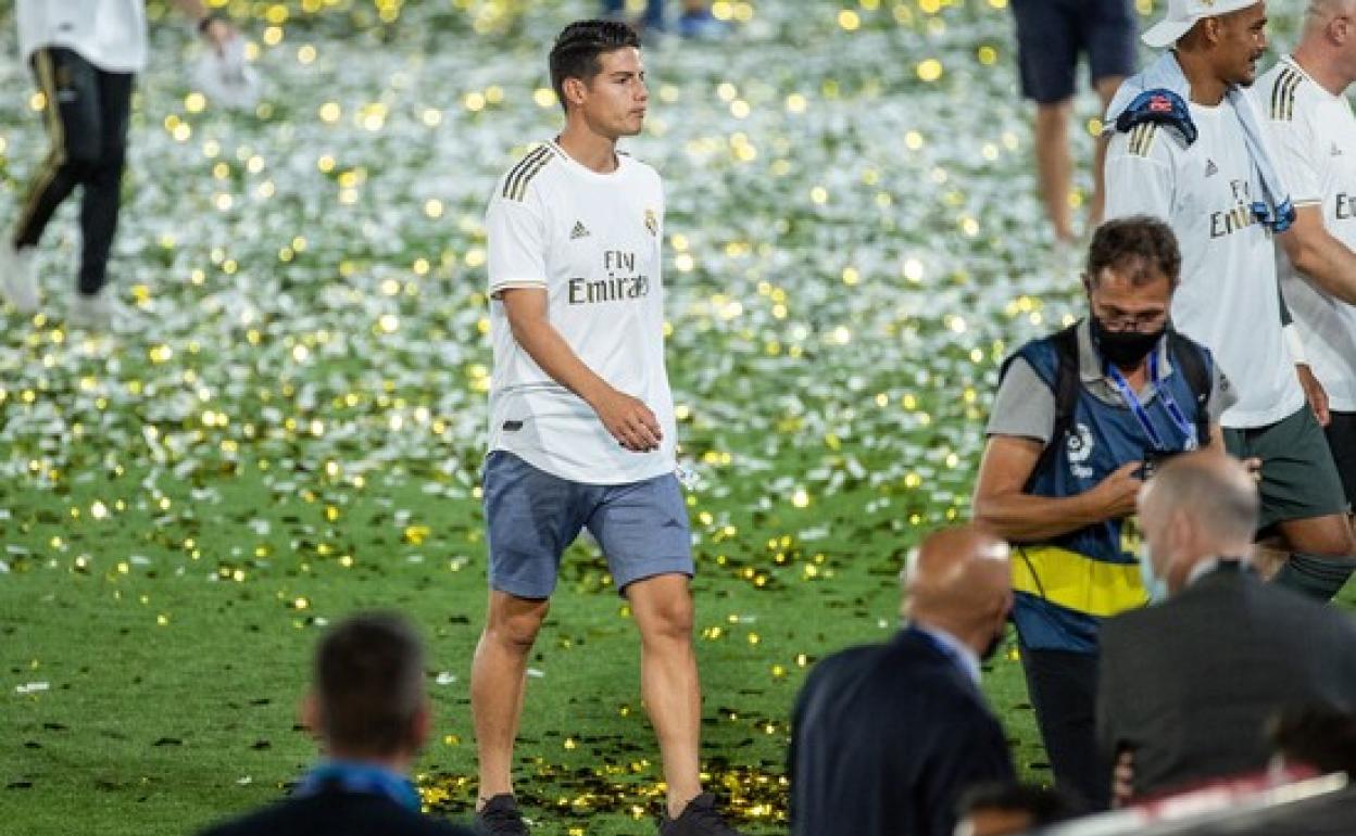 James Rodríguez, muy serio y sin haber entrado en la convocatoria, celebra el reciente título de Liga logrado por el Real Madrid en Butarque. 