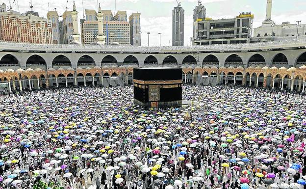 Imagen del año pasado: un tumulto de gente dando vueltas alrededor de la 'kabaa', la casa de DIos.