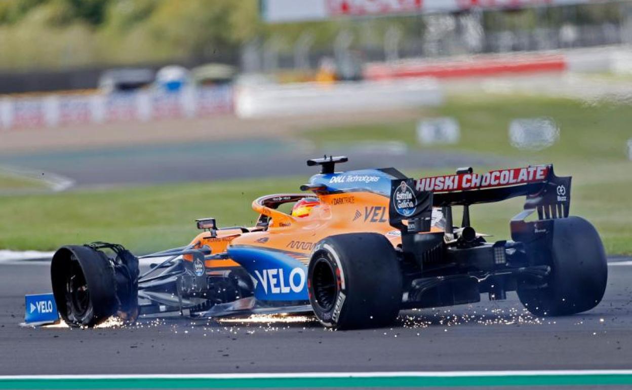 El McLaren de Carlos Sainz, tras su pinchazo en la última vuelta.