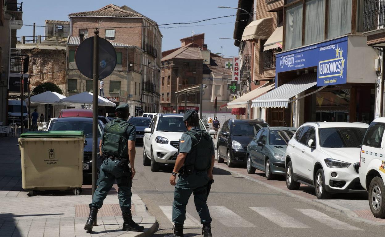 La Guardia Civil controla las calles de Íscar.